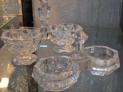une table en verre sur laquelle sont posés de nombreux objets en verre