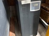 un climatiseur posé sur une boîte en carton dans une pièce