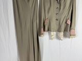 un pantalon et une veste kaki pour femme, suspendus à un portant