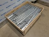 une caisse en bois contenant de nombreuses barres métalliques