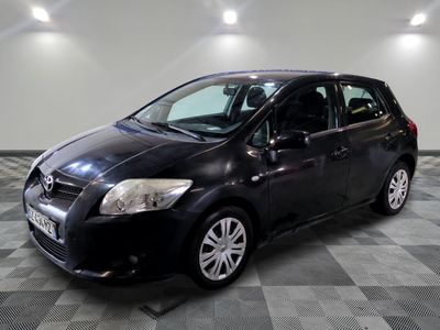 une photo d'une Toyota Yaris noire garée dans un garage