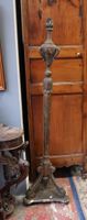 Porte torchère en bois sculpté et peint à décor de feuilles … (photo 2)