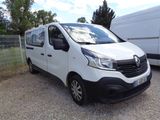 une camionnette blanche garée sur un terrain