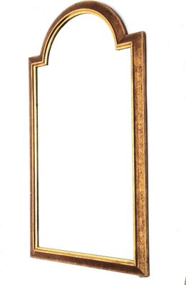 un miroir accroché au mur à côté d'un vase