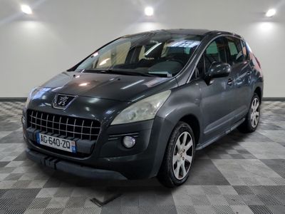 la photo d'une voiture grise garée dans un garage