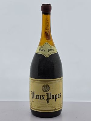 une bouteille de vin posée sur une table