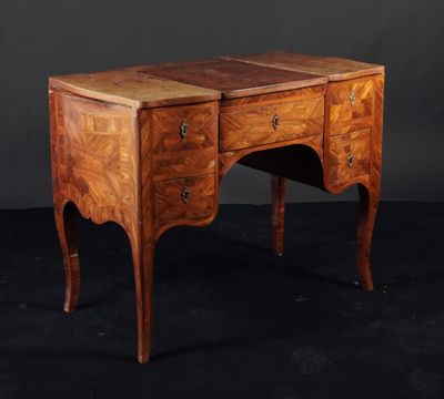 un vieux bureau en bois avec des tiroirs et des tiroirs sur le dessus
