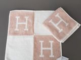 Les deux serviettes sont posées l'une à côté de l'autre sur la table.