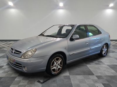 la photo d'une voiture argentée garée dans un garage