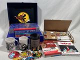 une boîte de livres et une tasse de café posées sur une table