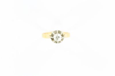 gros plan d'une bague en diamant sur une surface blanche