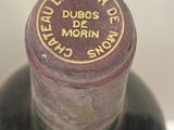 gros plan d'une bouteille de vin portant une étiquette