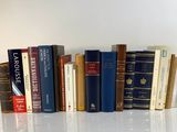 un grand nombre de livres posés sur une table