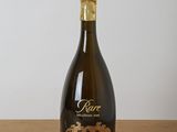 la bouteille de vin est posée sur la table, prête à être remplie