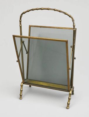 une photo d'un porte-revues surmonté d'un miroir