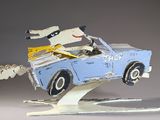 une petite voiture bleue avec un chien dessus