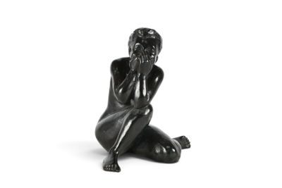 sculpture noire représentant une femme assise par terre, les mains sur le visage