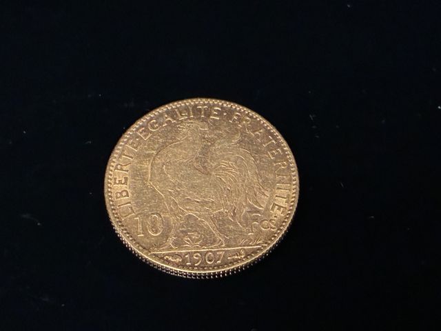 Une pièce de monnaie en or à valeur faciale de 10 francs coq 1907...