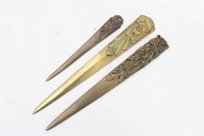 Réunion de 3 coupe papiers en bronze signés BAUER ET BOYER L…