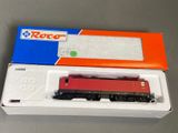 une image représentant une locomotive rouge dans une boîte posée sur une table