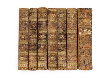 un groupe de vieux livres posés les uns sur les autres