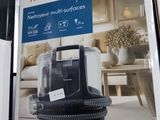 une affiche représentant un aspirateur, exposée dans un magasin
