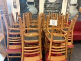 un grand nombre de chaises dans une pièce