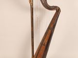une grande harpe en bois posée sur une surface blanche