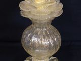 une image représentant un vase en verre orné d'une fleur