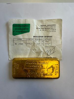 un gros plan d'un morceau d'or posé sur une feuille de papier