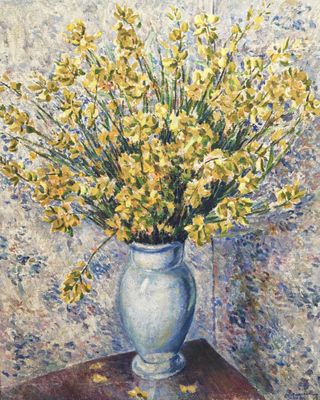 tableau représentant des fleurs jaunes dans un vase bleu posé sur une table