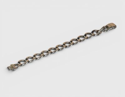 un gros plan d'un bracelet à maillons orné d'un crâne