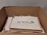 une boîte en carton qui contient beaucoup de sacs
