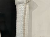 un grand vase blanc dans lequel se trouve un nœud