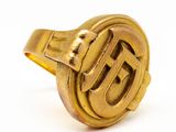 une image représentant une bague en or sur laquelle figure la lettre « f »