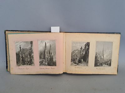 un livre ouvert posé sur une table, contenant des photos d'une ville
