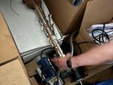 un homme qui travaille sur une machine dans une boîte