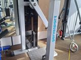 a machine that is sitting on the floor in the gym