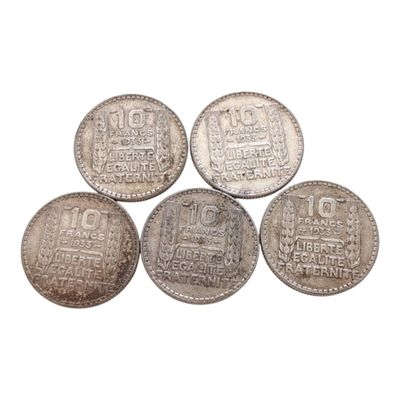 cinq pièces d'argent sur lesquelles figurent les noms de différents pays
