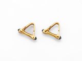 une paire de boucles d'oreilles triangulaires en or sur fond blanc