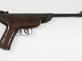 gros plan d'un fusil jouet sur une surface blanche