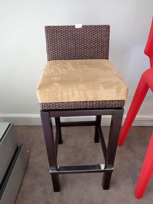 une chaise rouge à côté d'une chaise marron dans une pièce