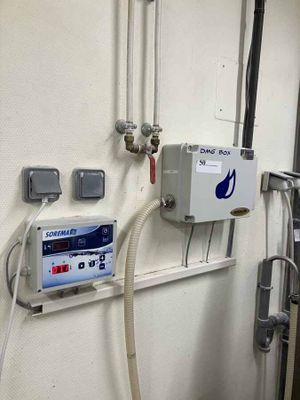 un chauffe-eau fixé au mur
