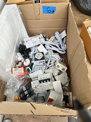 une boîte en carton remplie d'appareils électroniques et de câbles