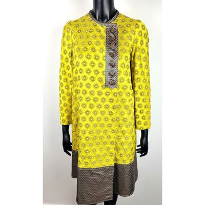 une robe de mannequin avec un imprimé jaune et marron