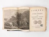 un livre ouvert sur lequel figure la photo d'un groupe de personnes