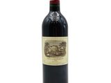 une bouteille de vin rouge posée sur une table blanche