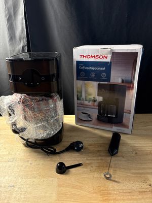 une cafetière et une cuillère posées sur une table