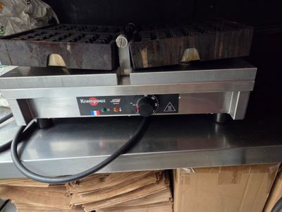 une machine posée sur un comptoir