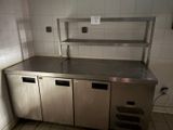 un comptoir en acier inoxydable dans une cuisine commerciale